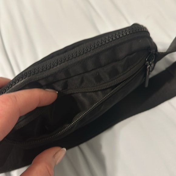 lululemon athletica everywhere belt bag 1L black EUC - Picture 5 of 8
